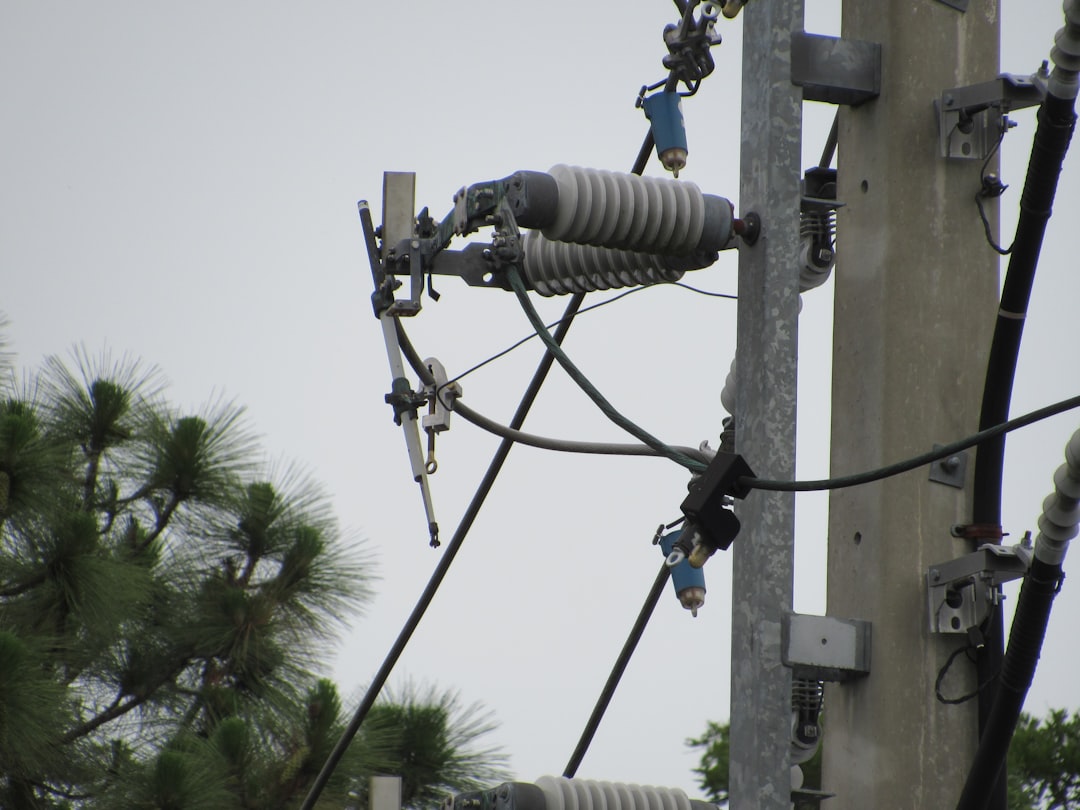 poste elétrico de metal preto e cinza