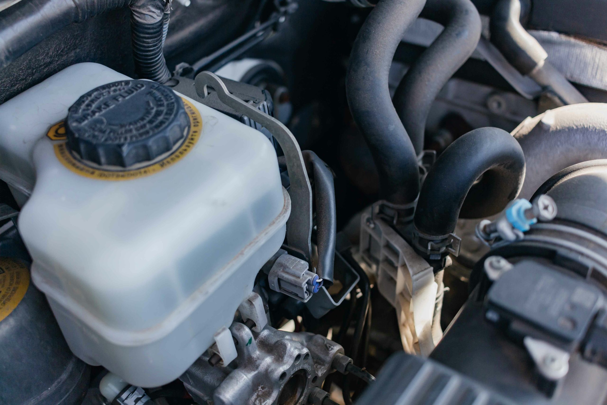 eine Nahaufnahme des Motors eines Autos