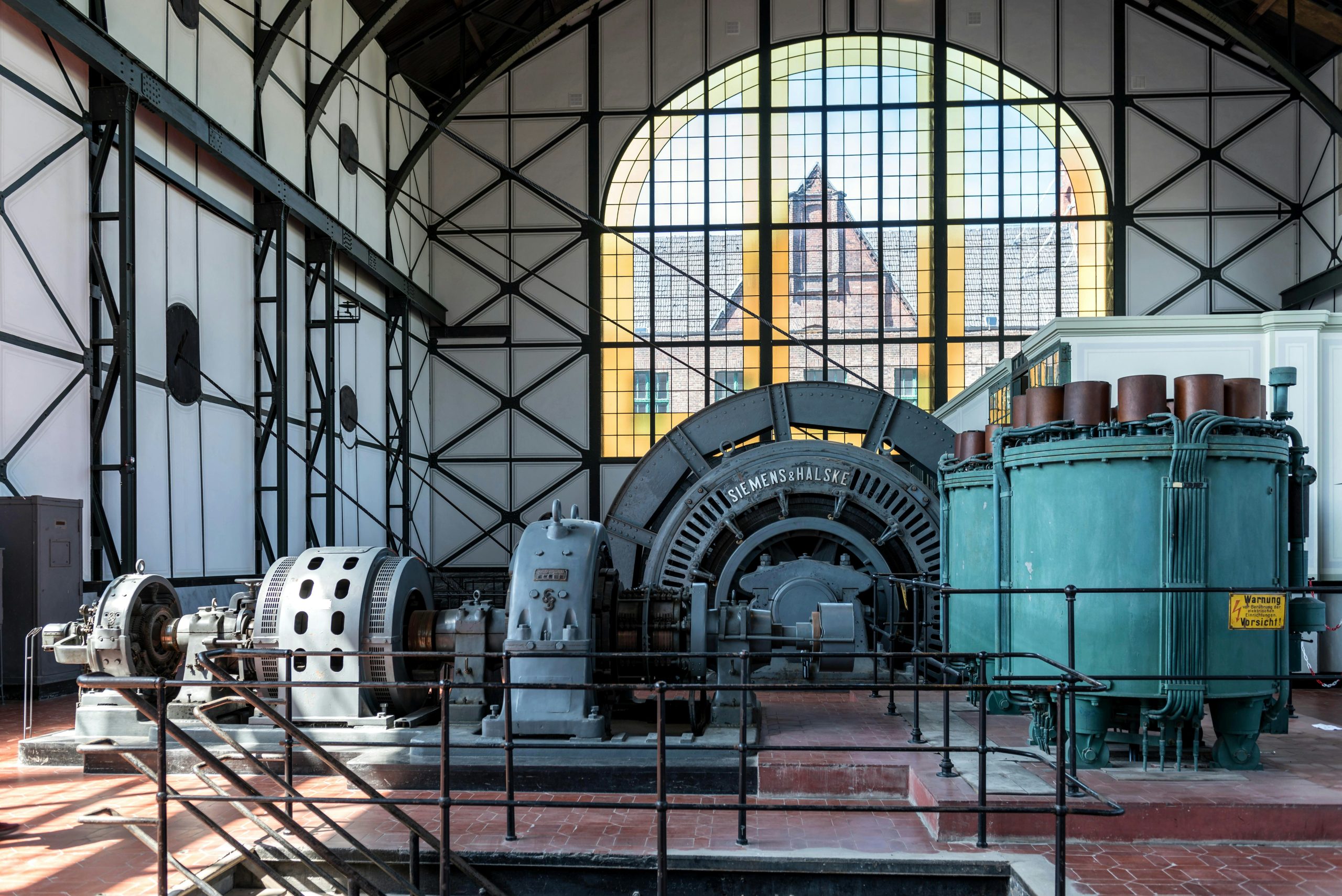 Grandes máquinas industriais dentro de um edifício histórico